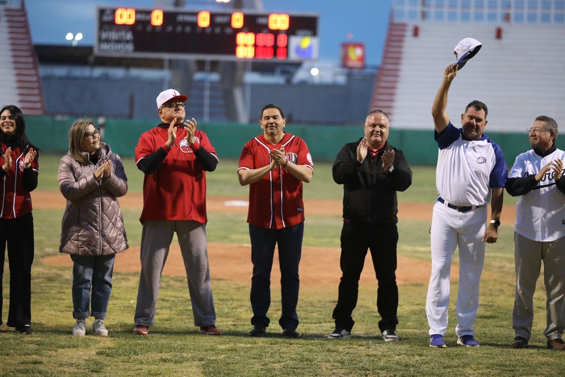 Lanza Alcalde primera bola en partido de Indios  vs Charros